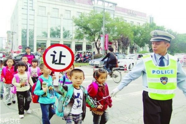 怎样教育孩子遵守交通规则