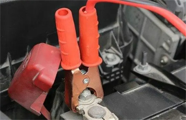 汽车电瓶线搭反的后果 如何正确搭汽车电瓶线