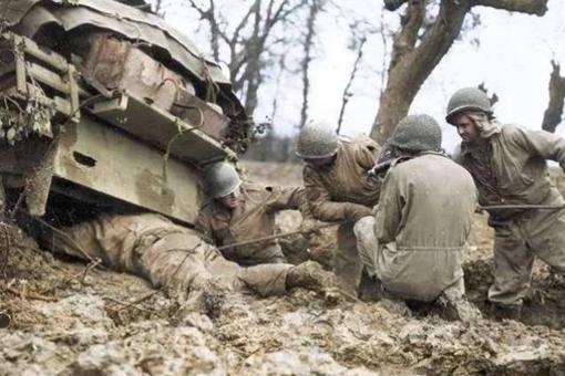 二战期间美国士兵为何要扫射几方战友的尸体?这其中有什么原因?