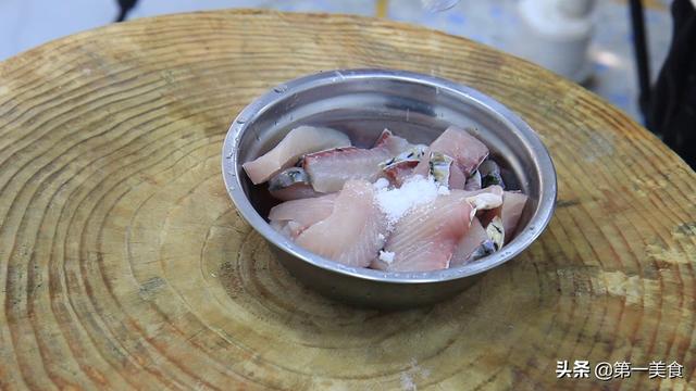 厨师长分享鲤鱼吃法，一炸一炖，外酥里嫩酸甜可口，完美的待客菜（厨师长分享鲤鱼吃法）(2)