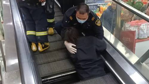 女子半截身体卷入电梯事件现场图片